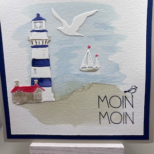 Grußkarte 3D schlicht weiß hellblau handgemacht. Maritimes Motiv Leuchtturm an der Küste und Möwen, Schriftzug: Moin Moin