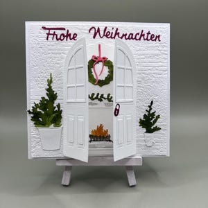 Weihnachtskarte Hygge handgemacht, schlicht weiß, Weihnachtliche Tür, Kamin und Tannenkranz