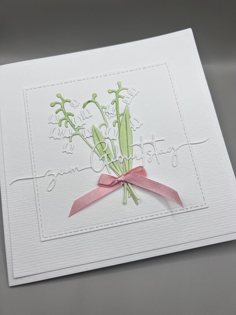 Geburtstagskarte 3D schlicht weiß handgemacht. Florales Motiv Schneeglöckchen mit Satinschleife, Schriftzug: zum Geburtstag immagine 4