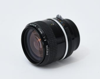 Stary obiektyw Nikon Nikkor 35 mm 1:2 szerokokątny I Wyprodukowano w Japonii Stary obiektyw do aparatu filmowego