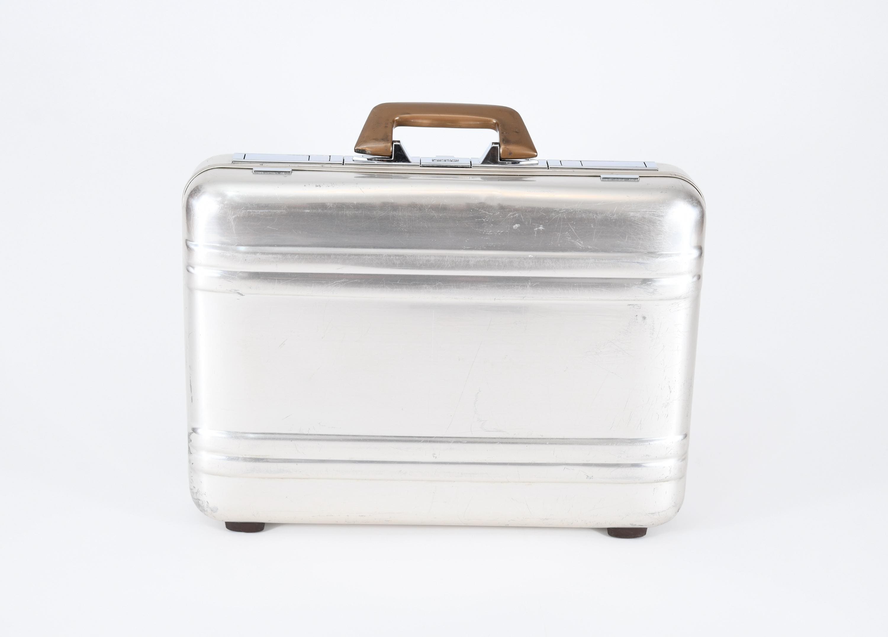 バッグ Late 1940s-Early 50s Halliburton Vintage Late 1940s-Early 50s Halliburton Silver Luggage. 26