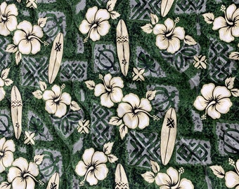 Op de afbeelding: Groene stof met een herhalend patroon van witte hibiscusbloemen, surfplanken en geometrische ontwerpen.