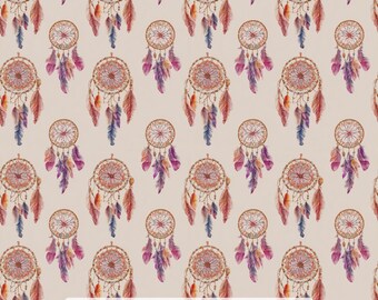 Peut inclure: Un motif répétitif d'attrape-rêves sur un fond beige clair. Chaque attrape-rêve présente une toile circulaire et des plumes suspendues dans des tons de rose, violet et orange. Le texte indique : Ninth Isle Inspiration - Ojibwe Dreamcatcher Series 1.