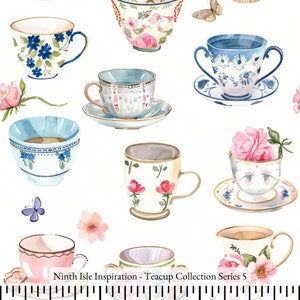 Op de afbeelding: Een witte achtergrond met een herhalend patroon van theekopjes en schoteltjes in verschillende kleuren en ontwerpen. De theekopjes hebben bloem- en geometrische patronen en sommige hebben een gouden rand. De theekopjes zijn omringd door rozen en vlinders.