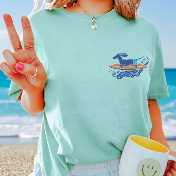 Retro Dog Surfing Shirt Dachshund Surfer Comfort Colors T-Shirt Summer Beach Vacation Tee California Ocean Lover Gift for Dog Mom Dad Friend