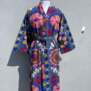 Handgemaakte Suzani-borduurkimono, unisex winterjas, Suzani lange jas, Suzani-gewaden katoen, badjas, cadeau voor haar
