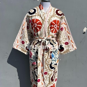 Handborduurgewaden, katoenen Suzani-kimonogewaad, lange winterkimono met riem, festivalkleding, kimono, oosterse kimono, damesgewaden