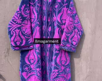 Kimono de veludo bordado à mão, estilo boho floral.
