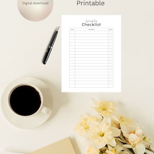 Puede incluir: Lista de verificación semanal imprimible con un espacio en blanco para la fecha, una columna de descripción y una casilla de verificación para cada elemento. La lista de verificación está sobre un fondo blanco.