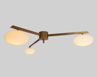 Lampadario a globo in ottone in stile Mid-Century Modern, plafoniera a 3 luci in vetro opalino, lampada a sospensione minimalista in stile scandinavo.