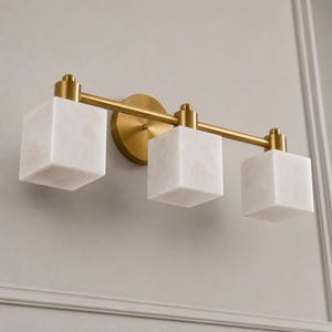 Luminária de parede para banheiro em alabastro, com 3 lâmpadas, estilo meados do século XX, acabamento em latão escovado, iluminação moderna para parede de quarto.