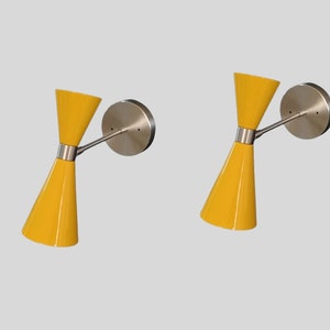 Paar Mid Century Gelbe Kegelschirm mit gebürstetem Chrom-Finish - Italienische Wandleuchte Leuchten - Schlafzimmerleuchten - Waschtischlampen