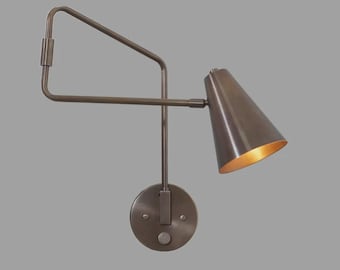 Wandleuchte aus Messing im Mid-Century-Modern-Stil, verstellbarer Schwenkarm, Leselampe mit konischem Schirm, Stilnovo-Wandleuchte
