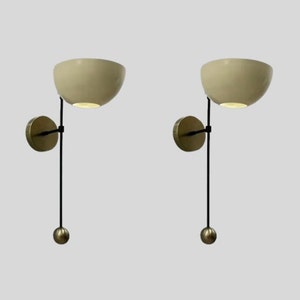Ein Paar Messing-Wandleuchter aus der Mitte des Jahrhunderts - Rohmessing und schwarzmattes Finish mit mattweißem Schirm - Schlafzimmerleuchten - Waschtischlampen