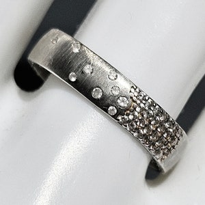 レトロ レース リング 925 スターリング シルバー + ロジウム、フラッシュ埋め込みクリスタル付きサテン仕上げ、スクエア バンド リング ギョーシェ花柄インレイ