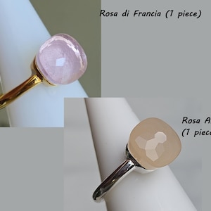 Puede incluir: Una taza de cer&aacute;mica blanca con un asa negra y el texto "But first, coffee" en negro, con una fuente de estilo manuscrito. La taza est&aacute; sobre una superficie blanca.