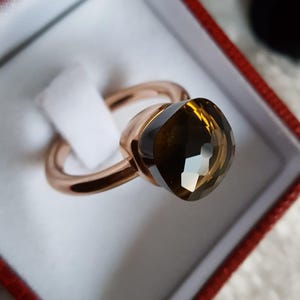 Puede incluir: Un juego de tres tazas de cer&aacute;mica con un esmalte moteado de color crema. Cada taza presenta un dise&ntilde;o floral pintado a mano diferente en tonos de azul, verde y amarillo. Las tazas tienen una forma simple y redondeada y un asa c&oacute;moda.