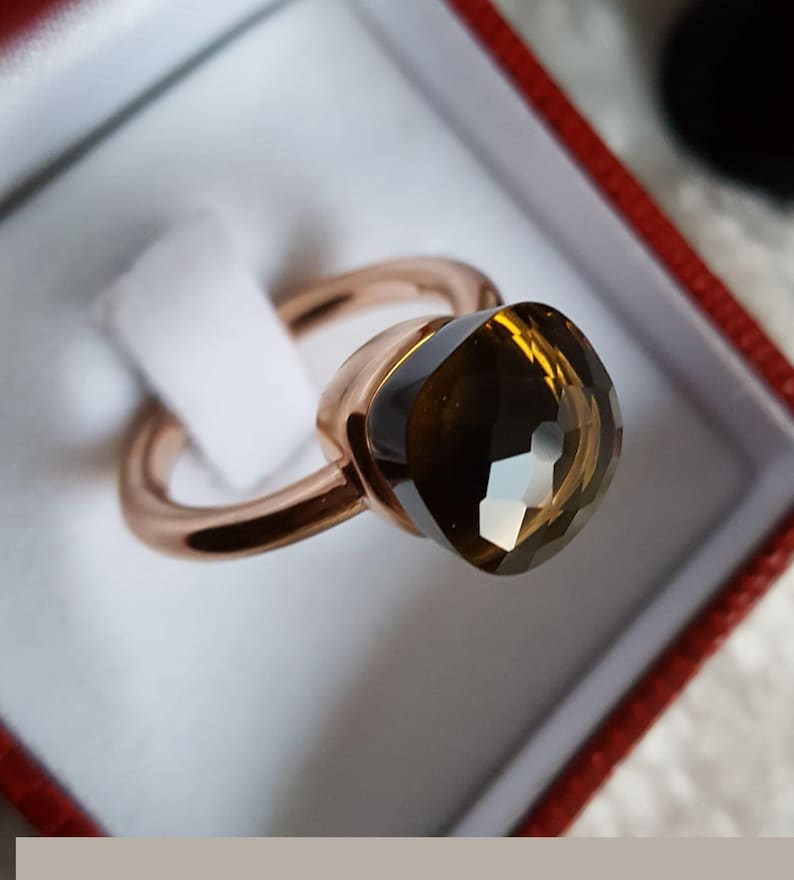 Puede incluir: Un juego de tres tazas de cer&aacute;mica con un esmalte moteado de color crema. Cada taza presenta un dise&ntilde;o floral pintado a mano diferente en tonos de azul, verde y amarillo. Las tazas tienen una forma simple y redondeada y un asa c&oacute;moda.