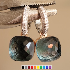 Pendientes Pompom de plata de ley 925 + oro rosa de 18 kt con piedra de ágata, talla cojín bicolor, aros de diamantes facetados y cuadrados.