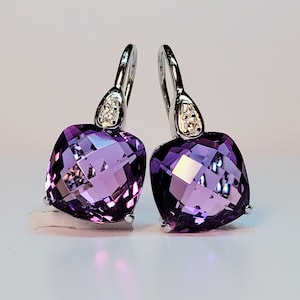 Può includere: Un paio di orecchini pendenti in argento con una pietra preziosa ametista quadrata e un piccolo accento di diamante.