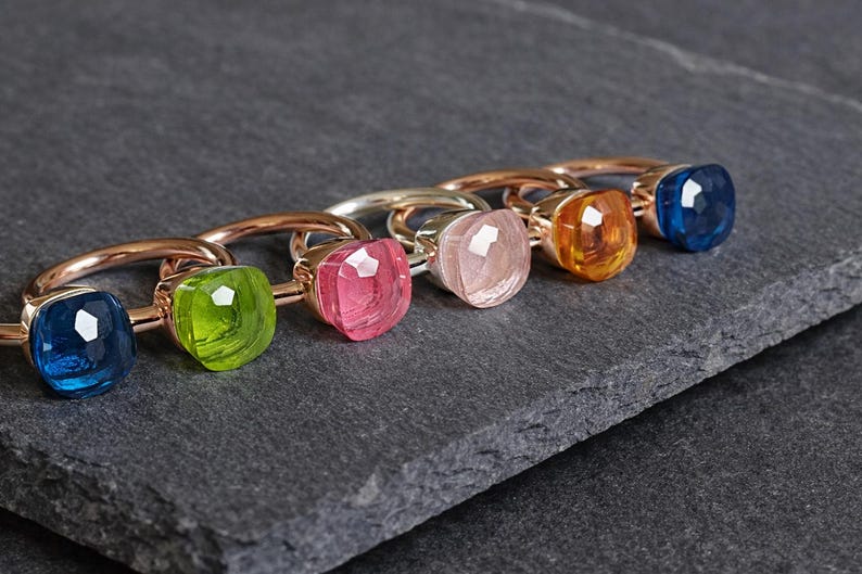 Puede incluir: Un letrero de madera r&uacute;stica con el texto "Welcome to our home" en letras blancas. El letrero presenta un acabado envejecido y un dise&ntilde;o sencillo y acogedor, ideal para un porche o entrada.