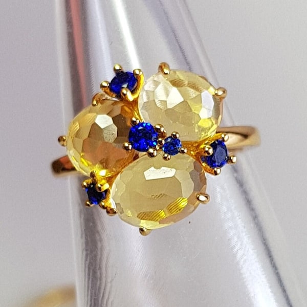 Anillo pompón, motivo floral 3 piedras cabujones, plata 925 bañada en oro citrino amarillo con cristal azul zafiro, anillo de cóctel talla ovalada