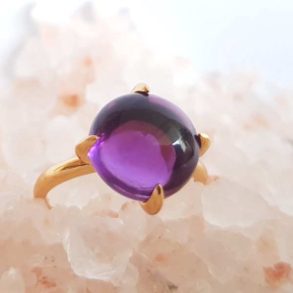 Pompom Ring, Stapelring mit großem rundem Cabochon in Hydro Amethyst Lila Mauve, Krappenfassung auffällig, Trauben Topaz, verstellbar