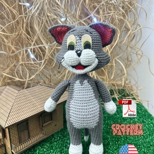 トムあみぐるみ、かぎ針編みパターン、初心者あみぐるみ、あみぐるみキャラクター、あみぐるみブック、編み物動物、サイズ 8 インチ