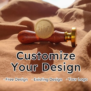 Op de afbeelding: Een goudkleurige waszegelstempel met de gegraveerde initialen "N|J". De stempel is bevestigd aan een houten handvat. De tekst "Pas uw ontwerp aan" wordt onder de stempel weergegeven, samen met de opties "Gratis ontwerp", "Bestaand ontwerp" en "Uw logo".