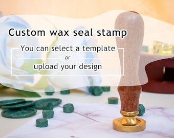 Peut inclure: Un tampon de sceau en cire avec un manche en bois et une base dorée, entouré de sceaux de cire verts sur une surface à motifs blancs et bruns. Le texte "Custom wax seal stamp" est visible sur l'image. Le texte "You can select a template or upload your design" est également visible sur l'image.