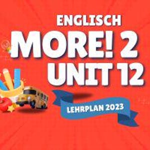 Könnte beinhalten: Ein roter Hintergrund mit einem blauen Band, auf dem "LEHRPLAN 2023" steht. Der Text "ENGLISCH MORE! 2 UNIT 12" ist in Weiß und Blau auf weißem Hintergrund. Es gibt Illustrationen eines Schulbusses, Bleistifte, eines Apfels und Sterne.