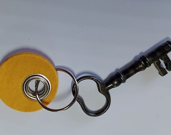 runder Schlüsselanhänger aus Wollfilz in kräftigen Farben, hier Gelb
