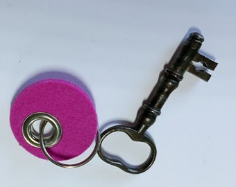 runder Schlüsselanhänger aus Wollfilz in kräftigen Farben, hier Pink