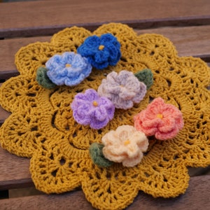 Barette à cheveux en fleur en crochet image 1