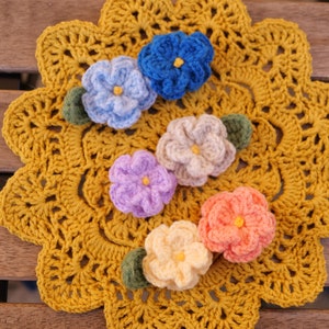 Barette à cheveux en fleur en crochet image 2