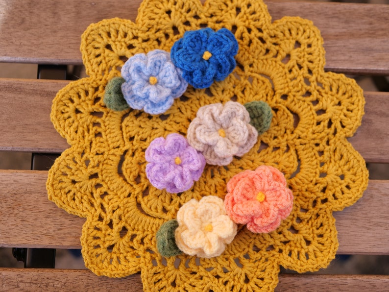 Barette à cheveux en fleur en crochet image 2