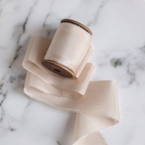 Fita de seda champanhe, 6 jardas, fita em carretel de madeira, fita tingida à mão com bordas cruas, perfeita para convites e decoração de casamento