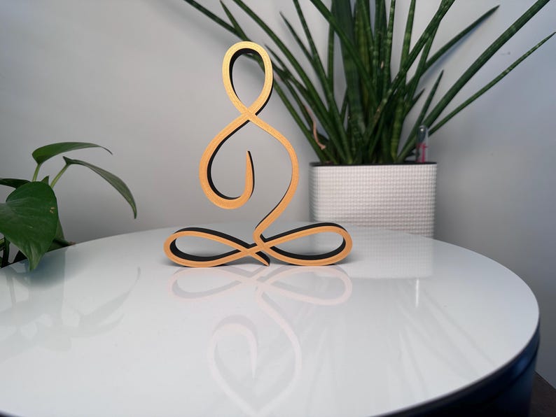 Lijnkunst van een Boeddhabeeld – duurzame decoratie voor meditatie en thuis. Handbeschilderd en 3D-geprint in organisch plastic. afbeelding 1