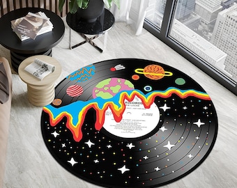 Könnte beinhalten: Ein runder schwarzer und weißer Vinyl-Platten-Teppich mit einem farbenfrohen Galaxie-Design. Der Teppich hat einen tropfenden Effekt mit Regenbogenfarben und einen Planeten mit einem Ring darum. Der Text auf dem Teppich lautet "RECORDS BY LUCAS ONLY - NOT FOR SALE".