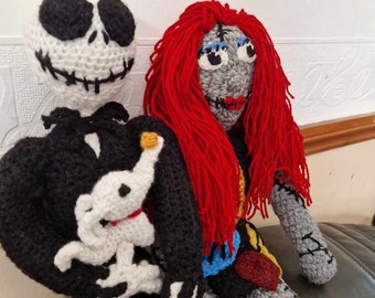 Peut inclure: Poupées en crochet de Jack Skellington et Sally du film L'Étrange Noël de monsieur Jack. Jack tient un chien en peluche blanc. Sally a des cheveux en laine rouge et une robe en patchwork.