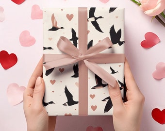 Papier d’emballage fantaisiste d’oies et de cœurs de la Saint-Valentin - Amateurs de sauvagine - Tailles 30x36, 30x72x 30x180