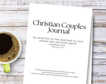 Könnte beinhalten: Ein weißer Journal-Umschlag mit dem Text "Christian Couples Journal" in Schwarz. Der Umschlag enthält auch den Bibelvers "Seid einander ergeben in Liebe. Ehrt einander über alles. Römer 12:10".