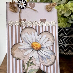 Happy Mother’s Day white daisy wood pennant sign, daisy wood shelf sitter, Mothers Day gift, gifts for mom, farmhouse decor, gifts for her