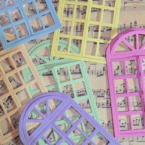Puede incluir: Cinco troqueles de ventana de diferentes colores, cada uno con un dise&ntilde;o diferente. Los troqueles est&aacute;n hechos de cartulina y son perfectos para scrapbooking, creaci&oacute;n de tarjetas y otras manualidades de papel.