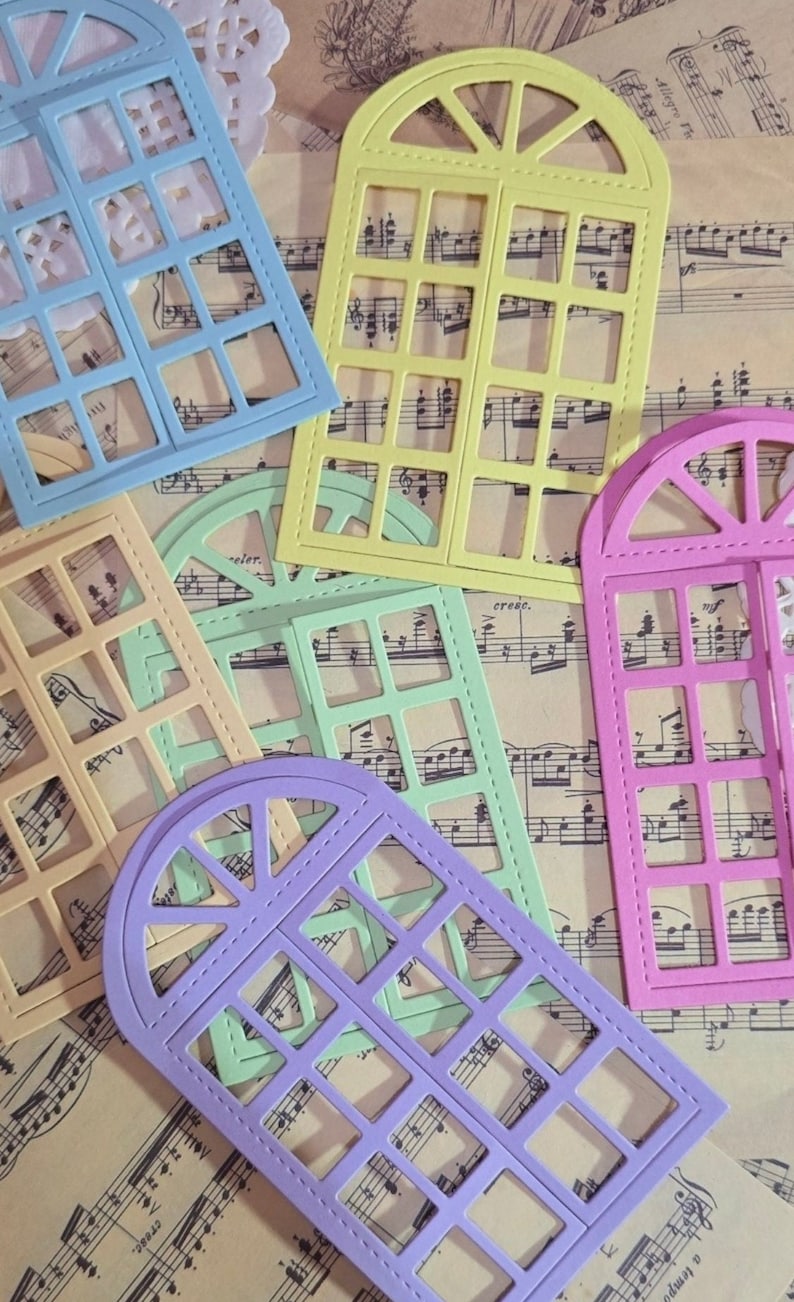 Puede incluir: Cinco troqueles de ventana de diferentes colores, cada uno con un dise&ntilde;o diferente. Los troqueles est&aacute;n hechos de cartulina y son perfectos para scrapbooking, creaci&oacute;n de tarjetas y otras manualidades de papel.
