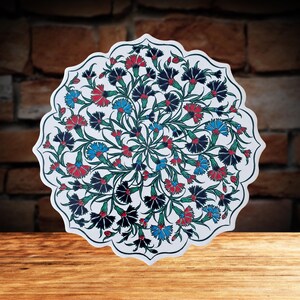 Dessous de plat en céramique décoré d'oeillets, dessous de plat en céramique à motif de fleurs, oeillet rouge, oeillet noir, oeillet bleu, cadeau de fête des mères, cadeau pour la maison