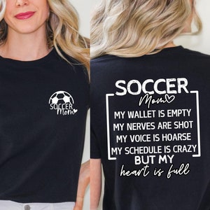 Camisa de mamá de fútbol El corazón es camisa completa, camisa de fútbol para mamá, camisa divertida de mamá de fútbol, camisa de vida de mamá de fútbol, camiseta de mamá de fútbol camisetas gráficas mamá