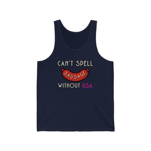 Puede incluir: Camiseta sin mangas azul marino con el texto "Can't Spell Sausage Without USA". La palabra "Sausage" está encima de un dibujo de salchicha. La palabra "USA" está en rojo y azul.