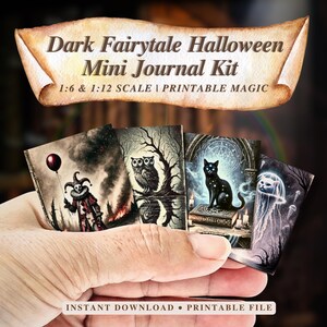 Op de afbeelding: Een hand houdt een set miniatuur journaalcovers met donkere sprookjes Halloween-thema's. De covers tonen illustraties van een clown, uil, zwarte kat en geest. Een banner leest "Dark Fairytale Halloween Mini Journal Kit."