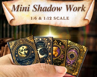 Puede incluir: Un conjunto de tarjetas de trabajo de sombras imprimibles en una escala de 1:6 y 1:12. Las tarjetas presentan un fondo oscuro con detalles dorados e ilustraciones de una luna, un oso y una serpiente. El texto en las tarjetas dice "Shadow Work Prompts" y "Inner Reflection Edition".